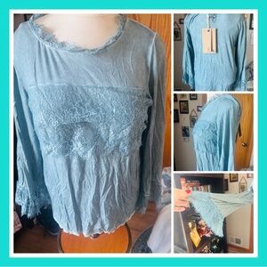 POL large light blue lace trimmed top - gorgeous sleeves
